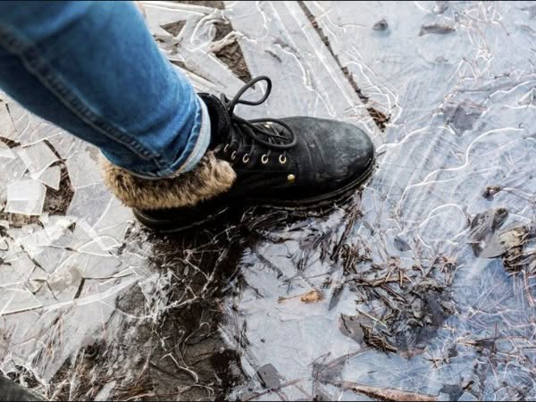 1 хитрый трюк — кусок губки и обувь вцепляется в лед  