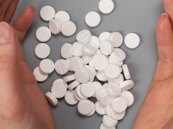 Зачем бросать аспирин в грязное белье: пара таблеток творит чудо