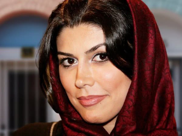 Самые статусные женщины Ирана прячут носы на улице