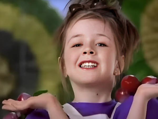 Как выглядит девочка из рекламы сока 22 года спустя (фото)