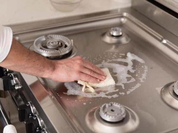 Попробуйте отмыть грязную плитку на кухне вот чем