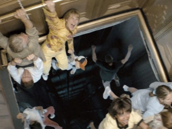 Лифт с пассажирами рухнул с большой высоты