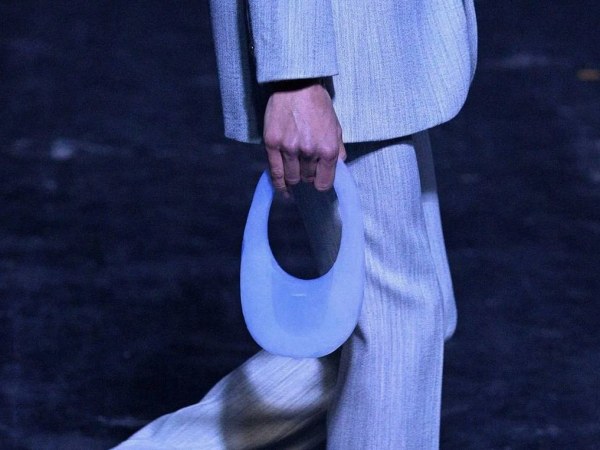 Модный бренд создал сумку, состоящую из воздуха