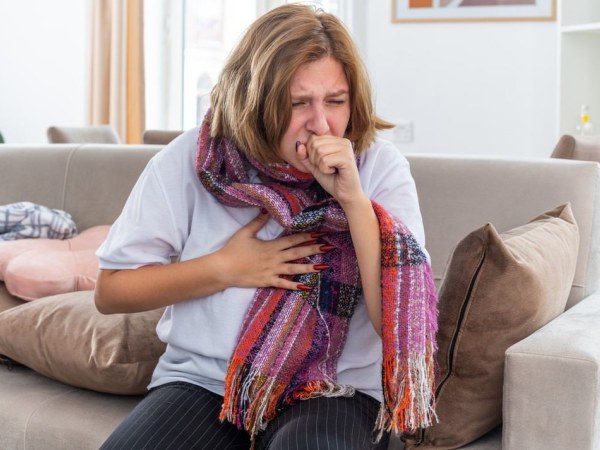Терапевт назвала затяжной кашель симптомом нескольких болезней