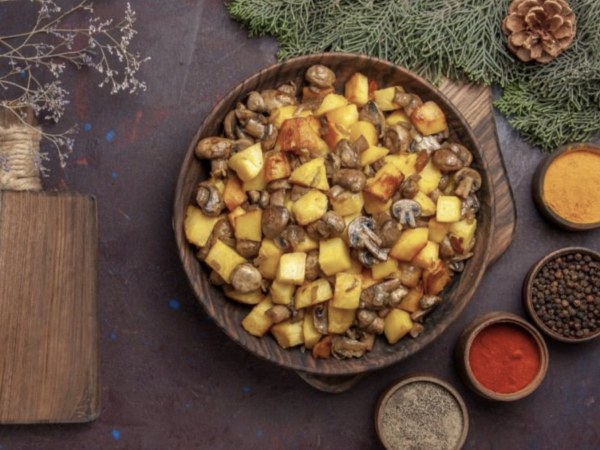 Топовый ужин за полчаса: простой рецепт картошки с грибами 