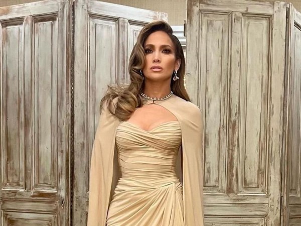 54-летняя Дженнифер Лопес в роскошном платье вызвала восторг 